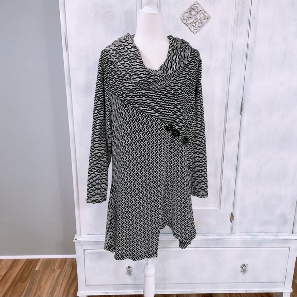 Ali Miles Black & White Asymmetrical Crowl Neck Tunic Size 2X